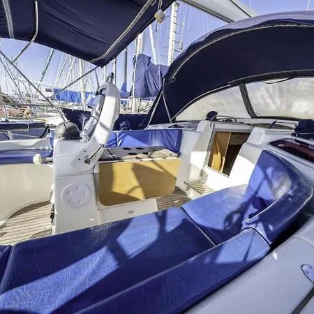 Precioso Barco En Puerto Del Masnou, En El Maresme